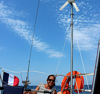 Dames d'à bord à la barre