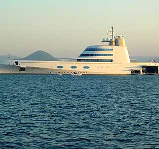 Navires insolites à l'horizon